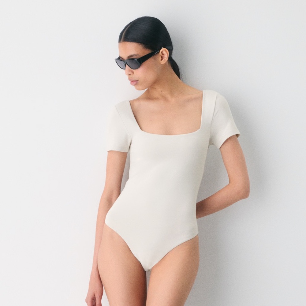 Aritzia Babaton Contour Squareneck Shortsleeve Bodysuit
